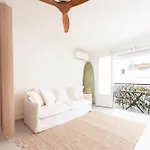 Bright 1-Br Apartment Walk To The Beach