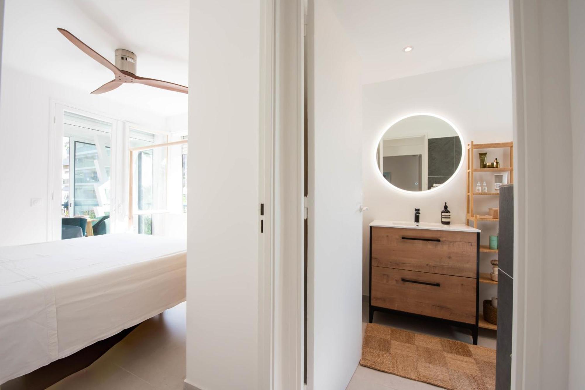 Apartment Bright 1-br Walk To The